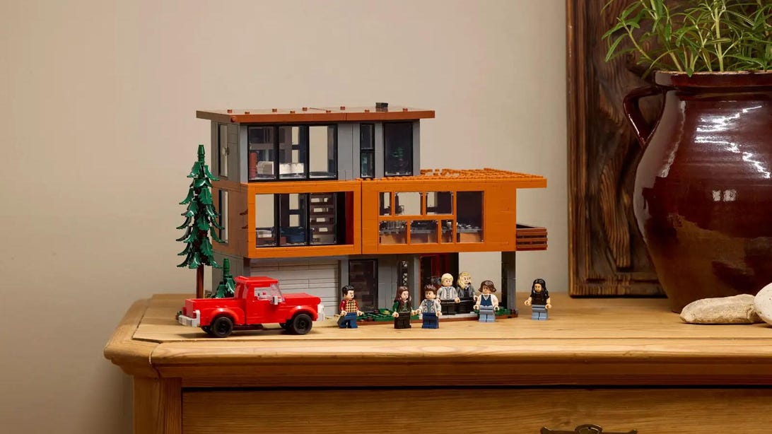 Twilight Fans, Rejoice: This LEGO Cullen House Set Lets You Relive the Drama